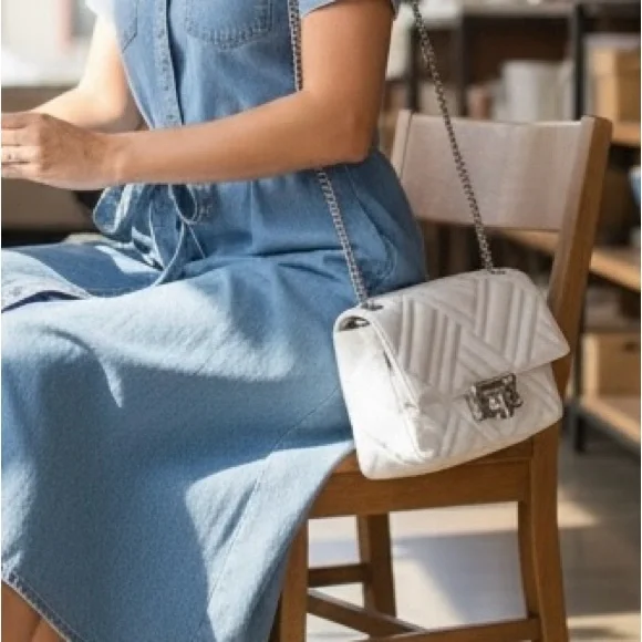 Elegant Michael Kors White Quilted Shoulder Bag - Picture 4 of 16